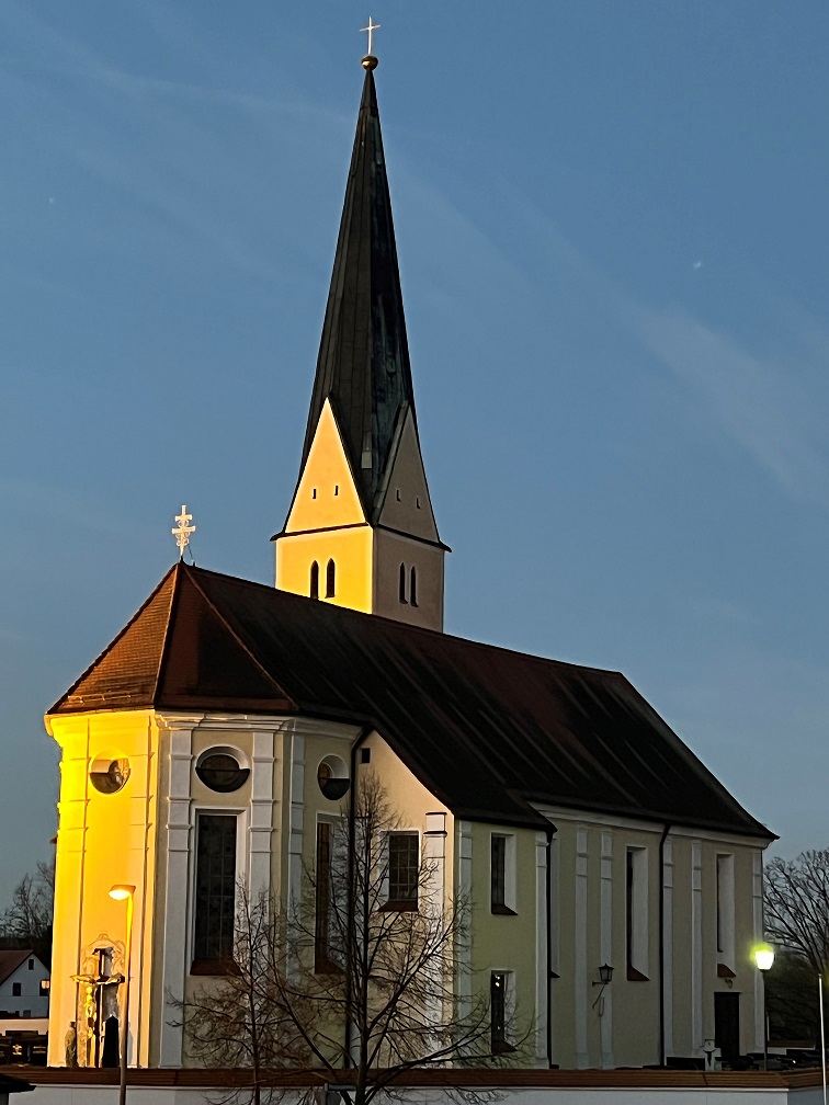 Außenansicht Kirche Waidhofen bei Nacht neu